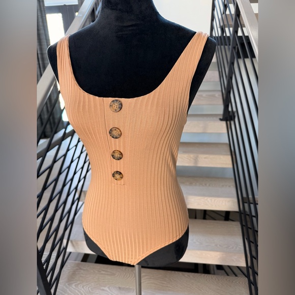 New Ribbed Tan Button-Front Bodysuit size XS - Picture 2 of 4